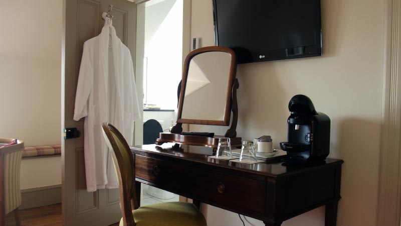 Room 4 - Dressing table / tea and coffee making machine
